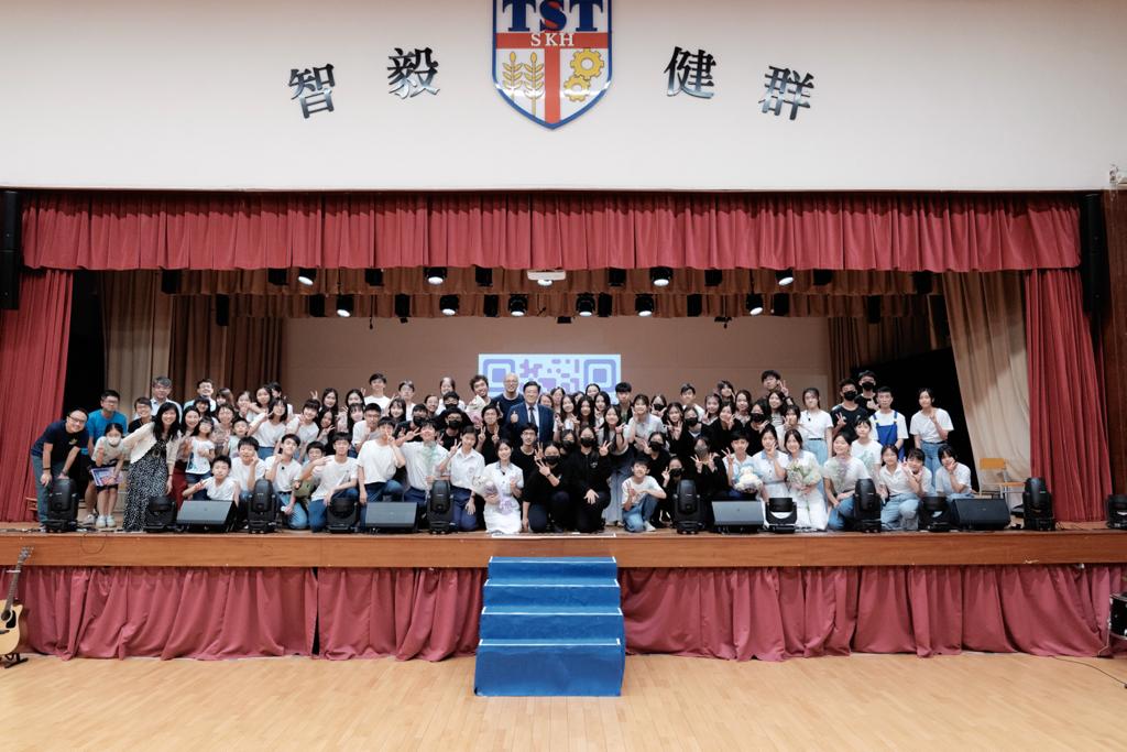 Alumni attending the 45th Anniversary Drama Show