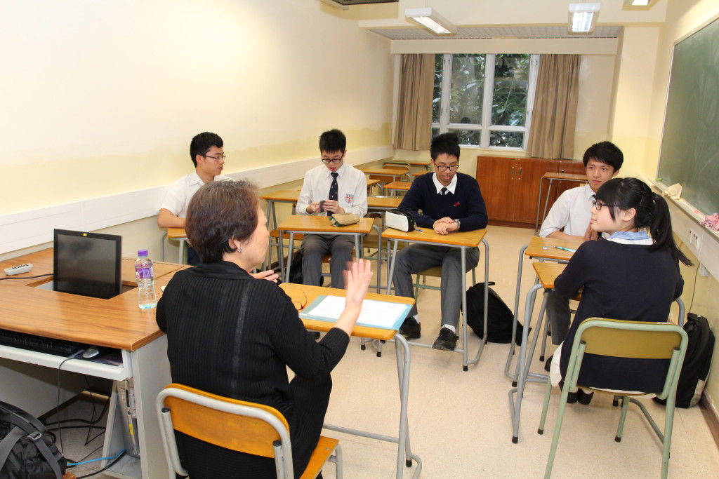 Mock interview and speaking workshops_4_Mrs Kwong interviewing science group