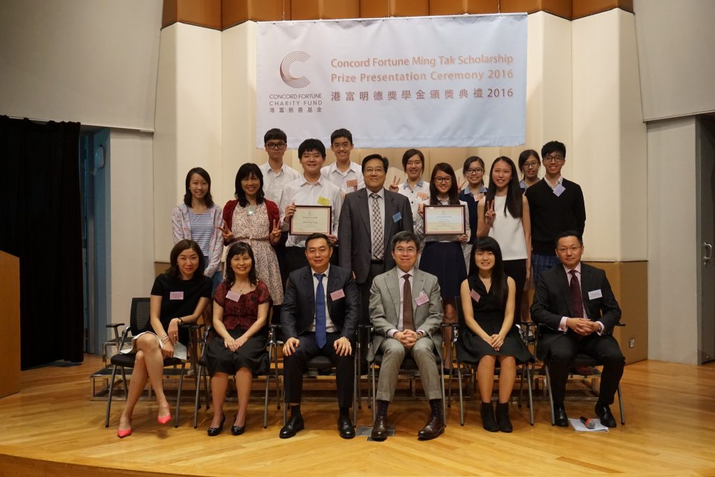 Our Principal (2nd row, fourth from right), Career Teacher Ms Wong Wai Shan (2nd row, second from left), our school former Ming Tak scholars( Chiu Wan Sze: 2nd row, first from left; Mark Yuen Ting: 2nd row, second from right; Yiu Ka Sang: 2nd row, first from right) together with F.5 student representatives attend the prize presentation ceremony sharing their joy and glory. 