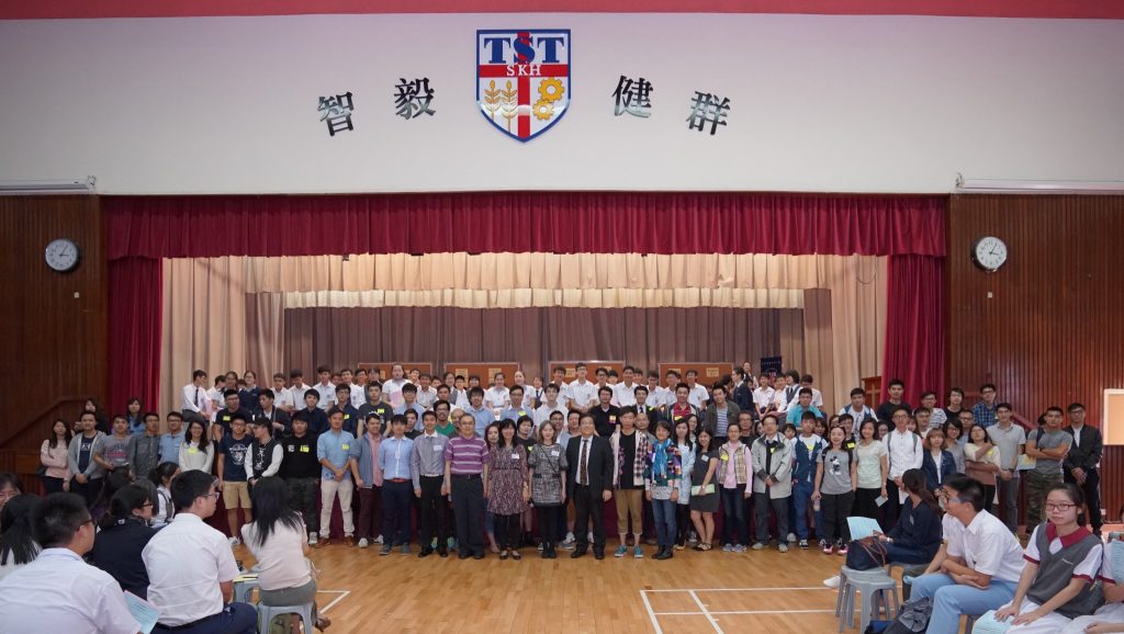 All alumni and parent speakers took a group photo with the principal and Career Teachers before Career Day started.