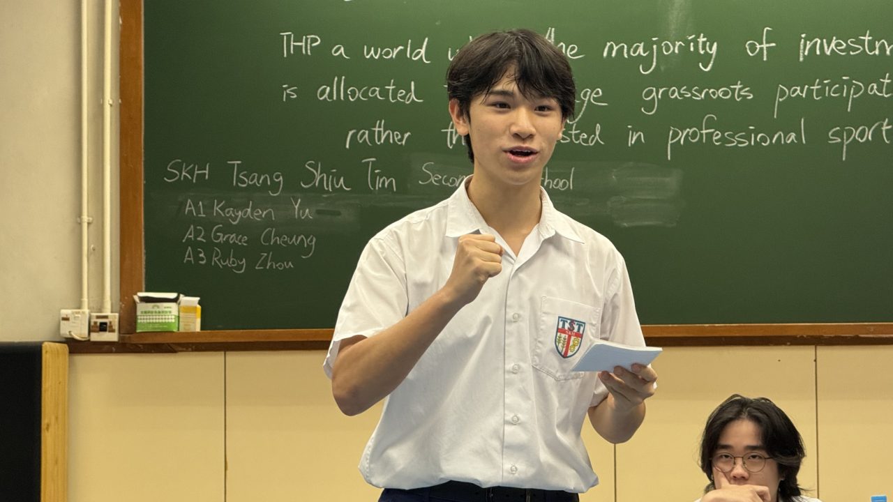 Champion Crowned at the English Debate Grand Finals!